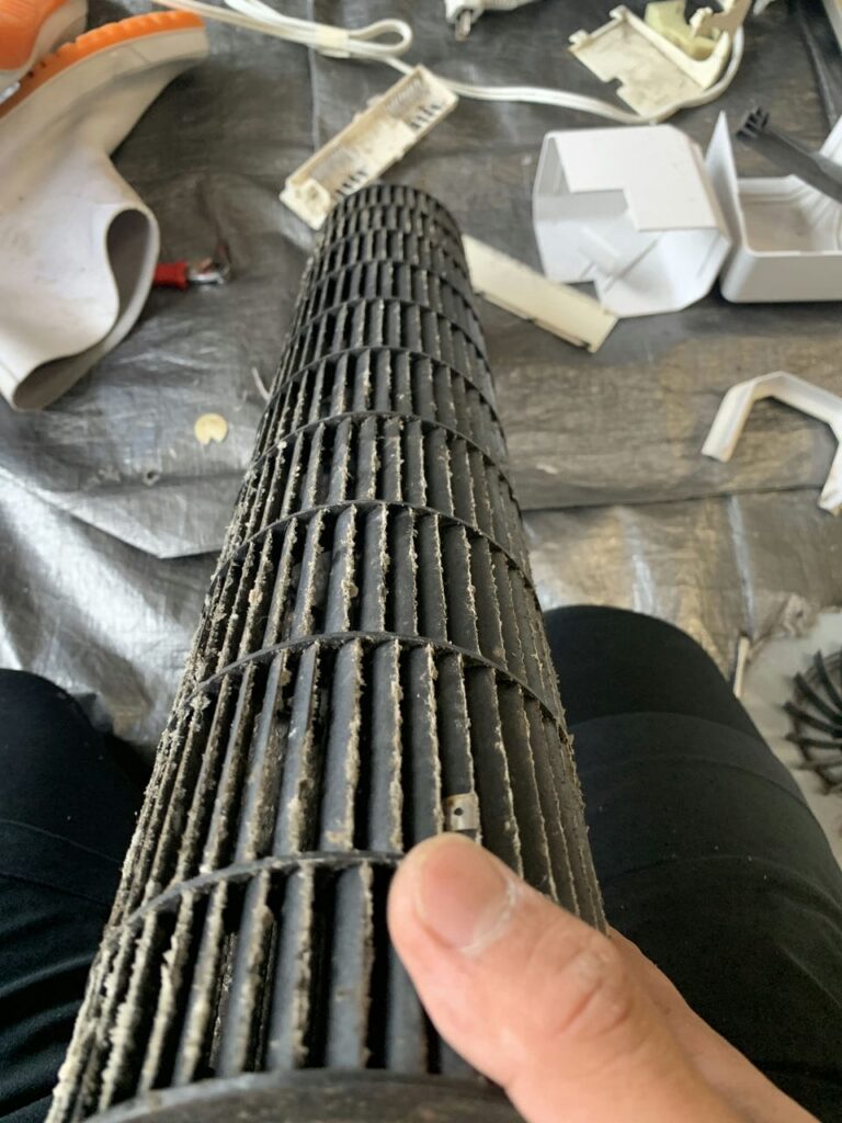 汚れているシャープのエアコンの送風ファン
