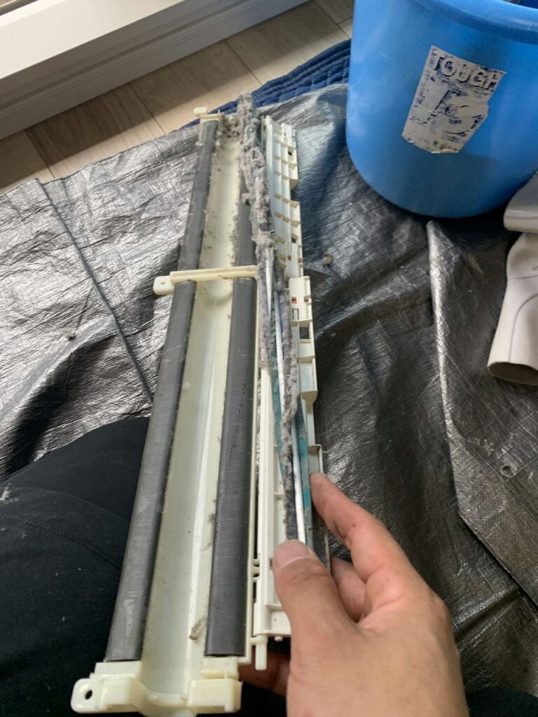 汚れているシャープのエアコンのお掃除機能の部品