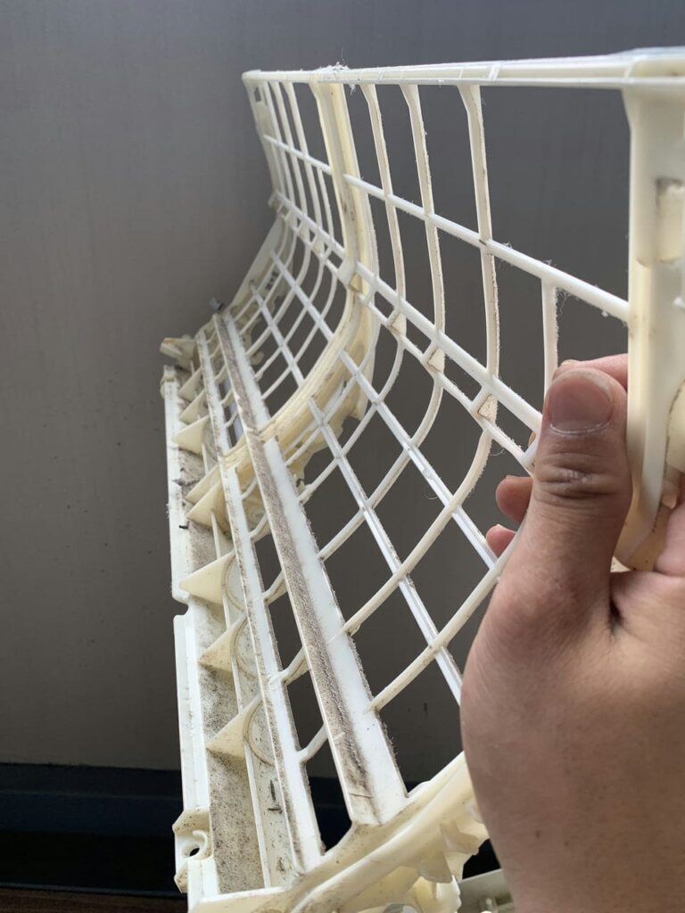 汚れているシャープのエアコンのフィルター部品