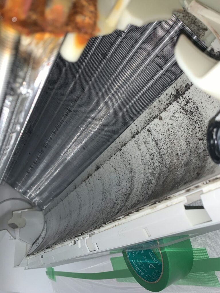 汚れているシャープのエアコンの熱交換器