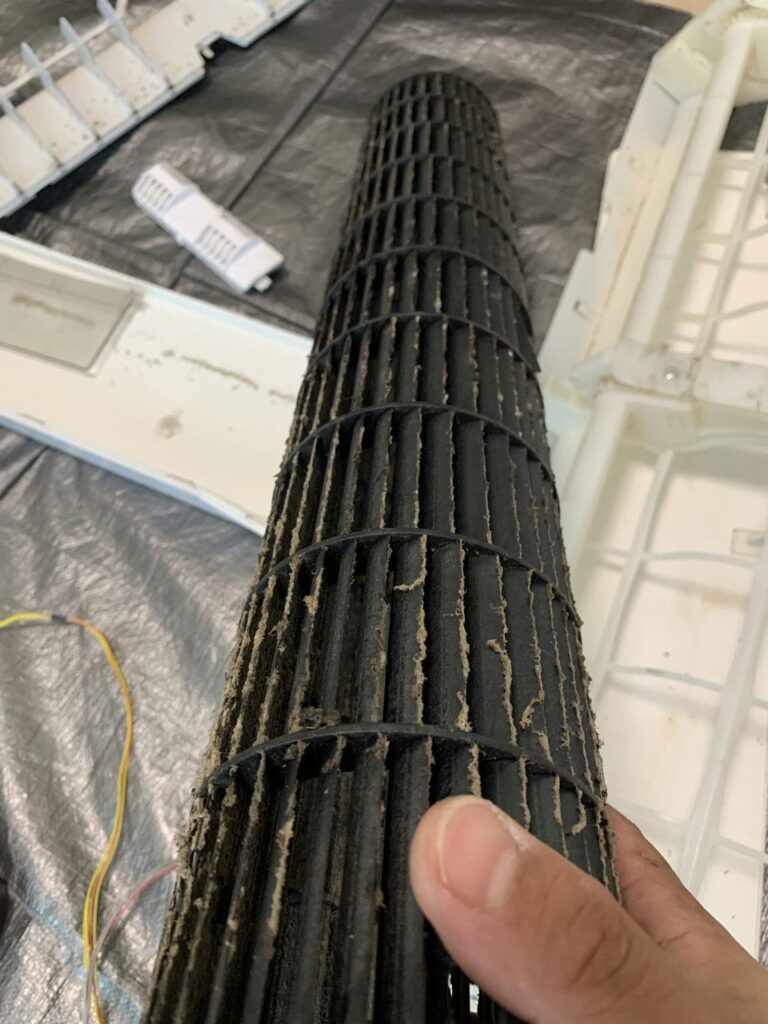 汚れているシャープのエアコンの送風ファン