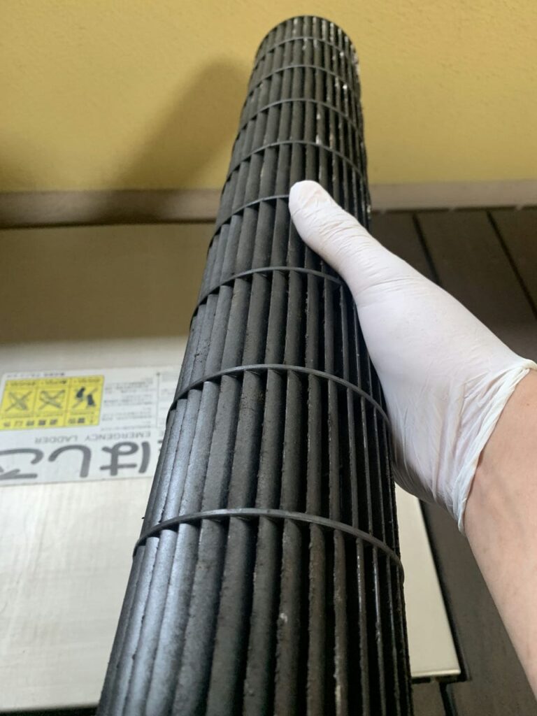 汚れているシャープのエアコンの送風ファン