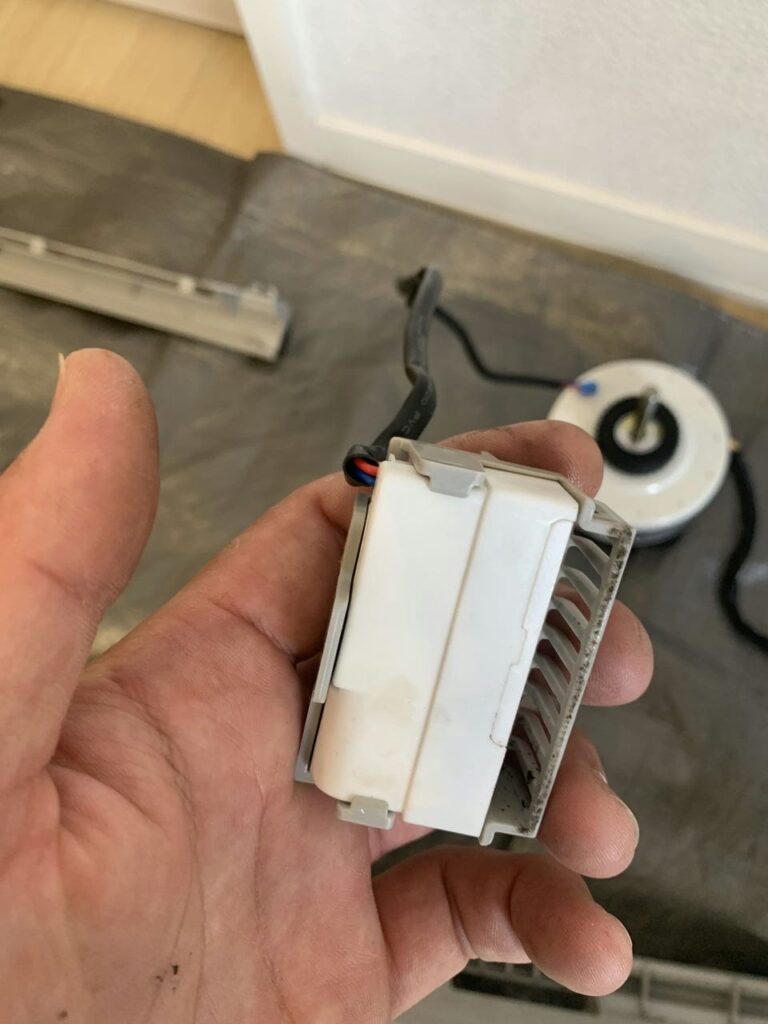 汚れているシャープのエアコンの部品