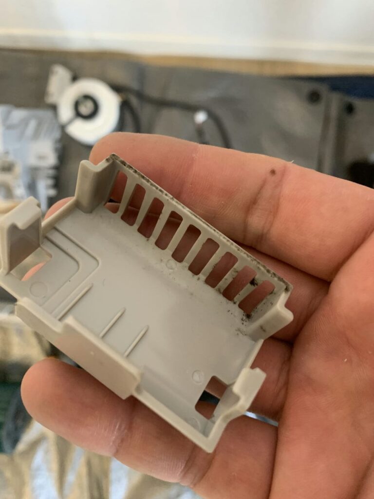 汚れているシャープのエアコンの部品