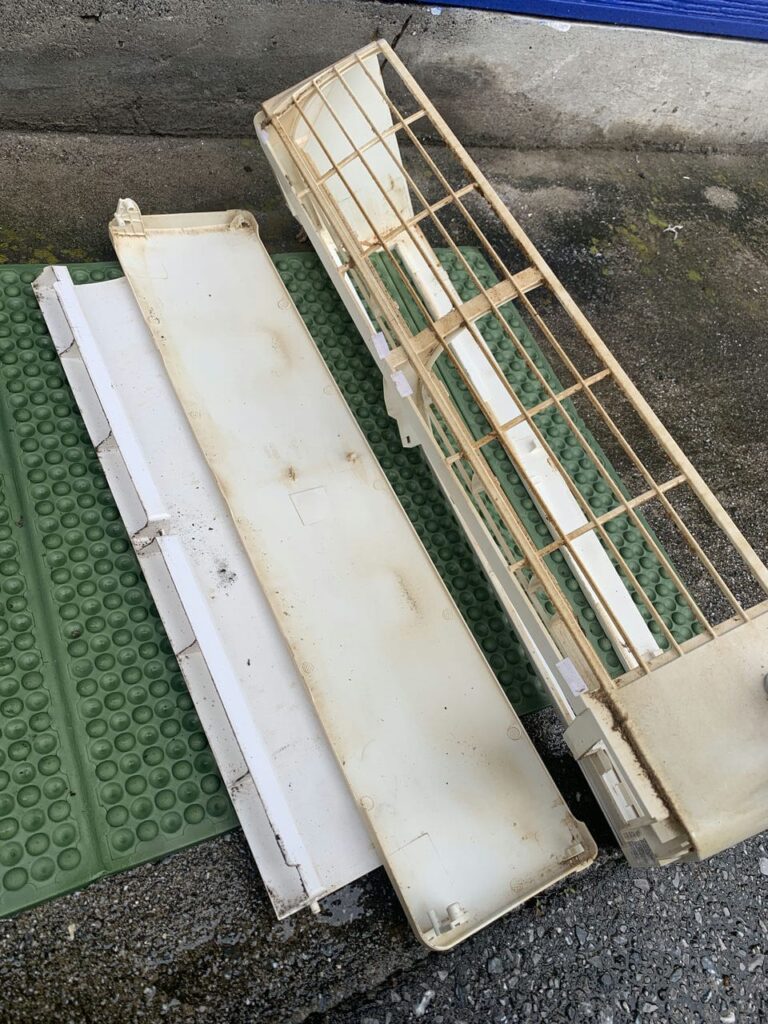 汚れているシャープのエアコンのケーシング