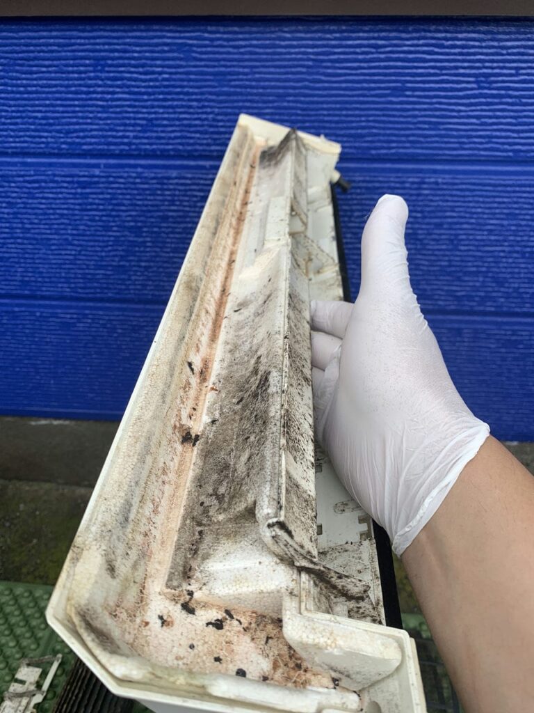 汚れているシャープのエアコンのドレンパン