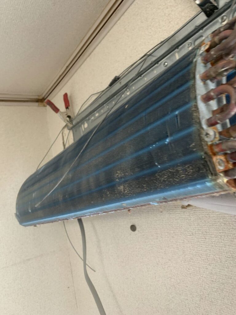 汚れている東芝のエアコンの熱交換器