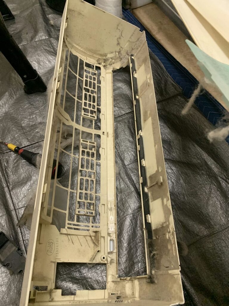 汚れている東芝のエアコンのケーシング