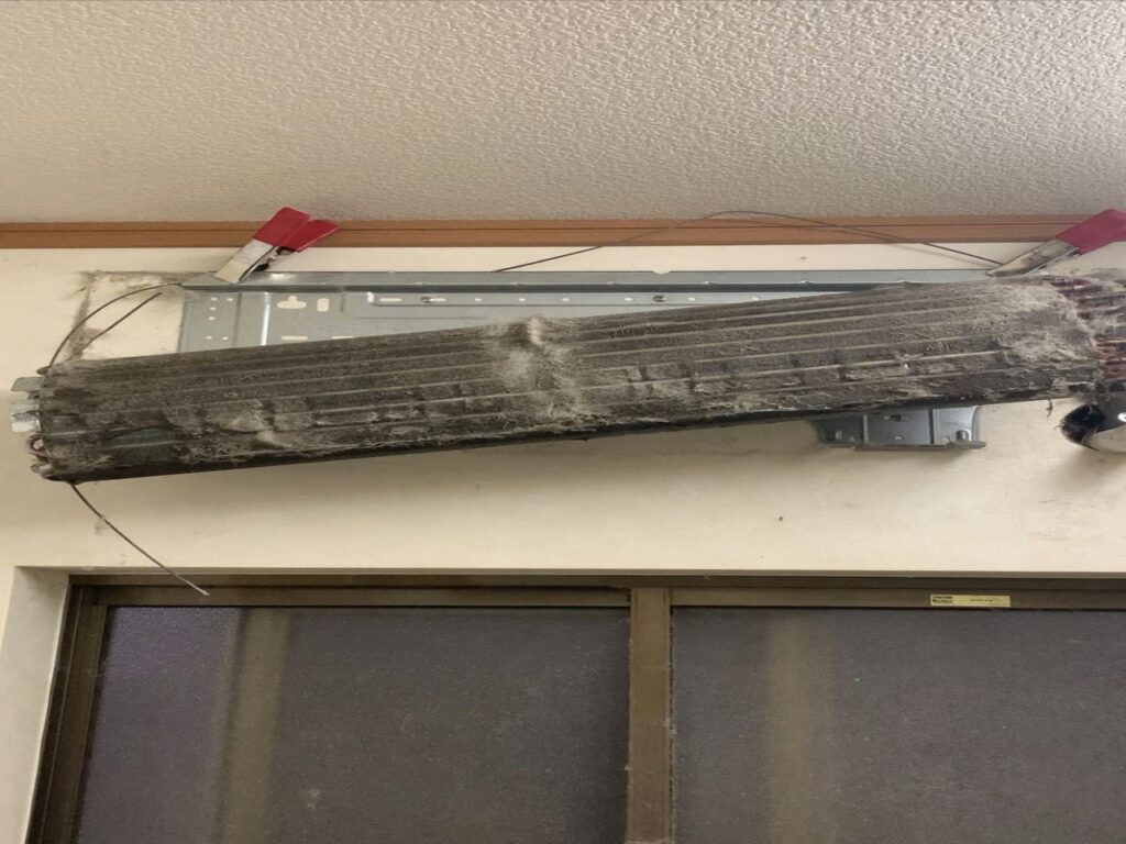 汚れている東芝のエアコンの熱交換器