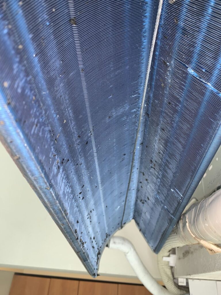 汚れている東芝のエアコンの熱交換器