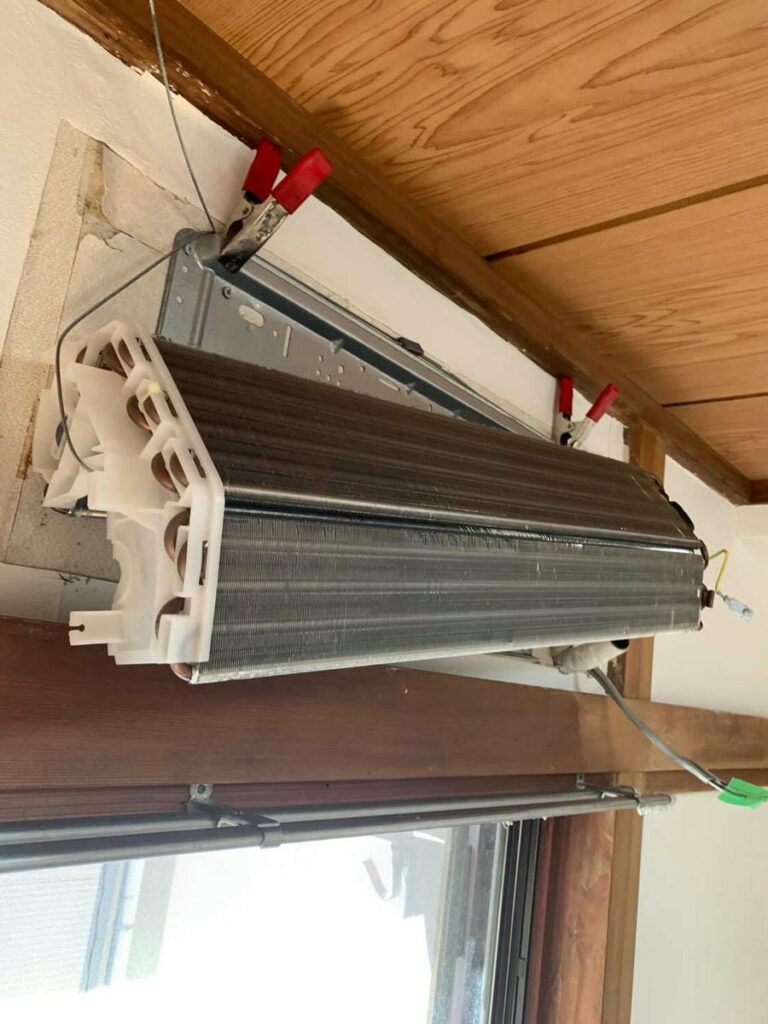 ホコリまみれの熱交換器を高圧洗浄機で綺麗にした状態