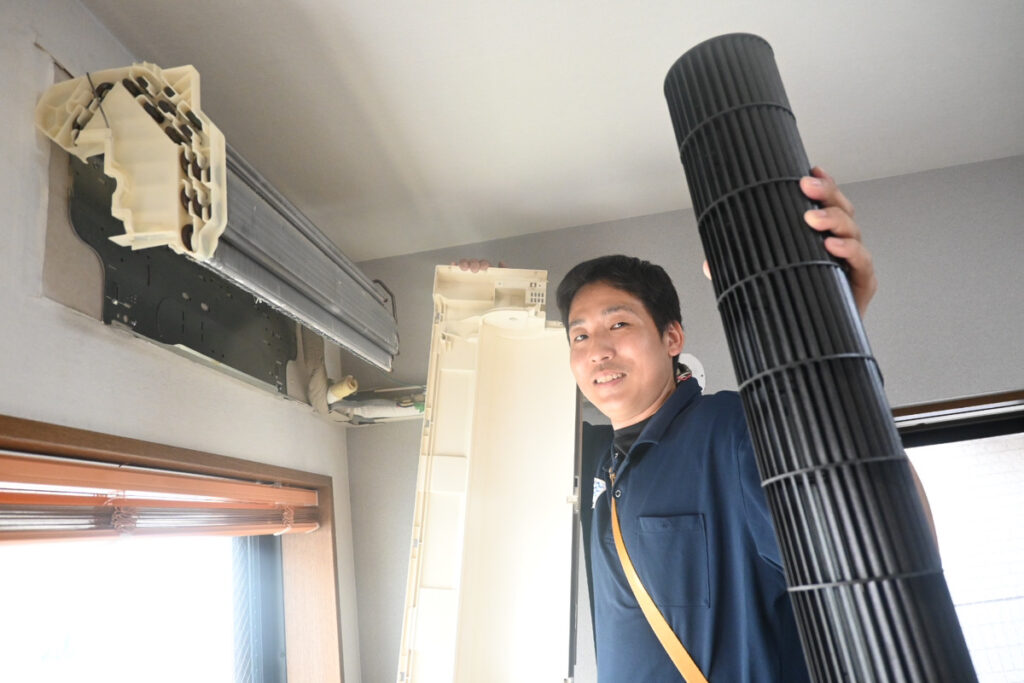瀧澤が送風ファンを取ってカメラに向かって見せている写真