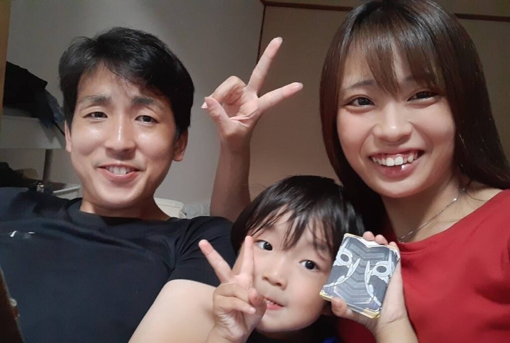 瀧澤の妻、子とピースをしている写真