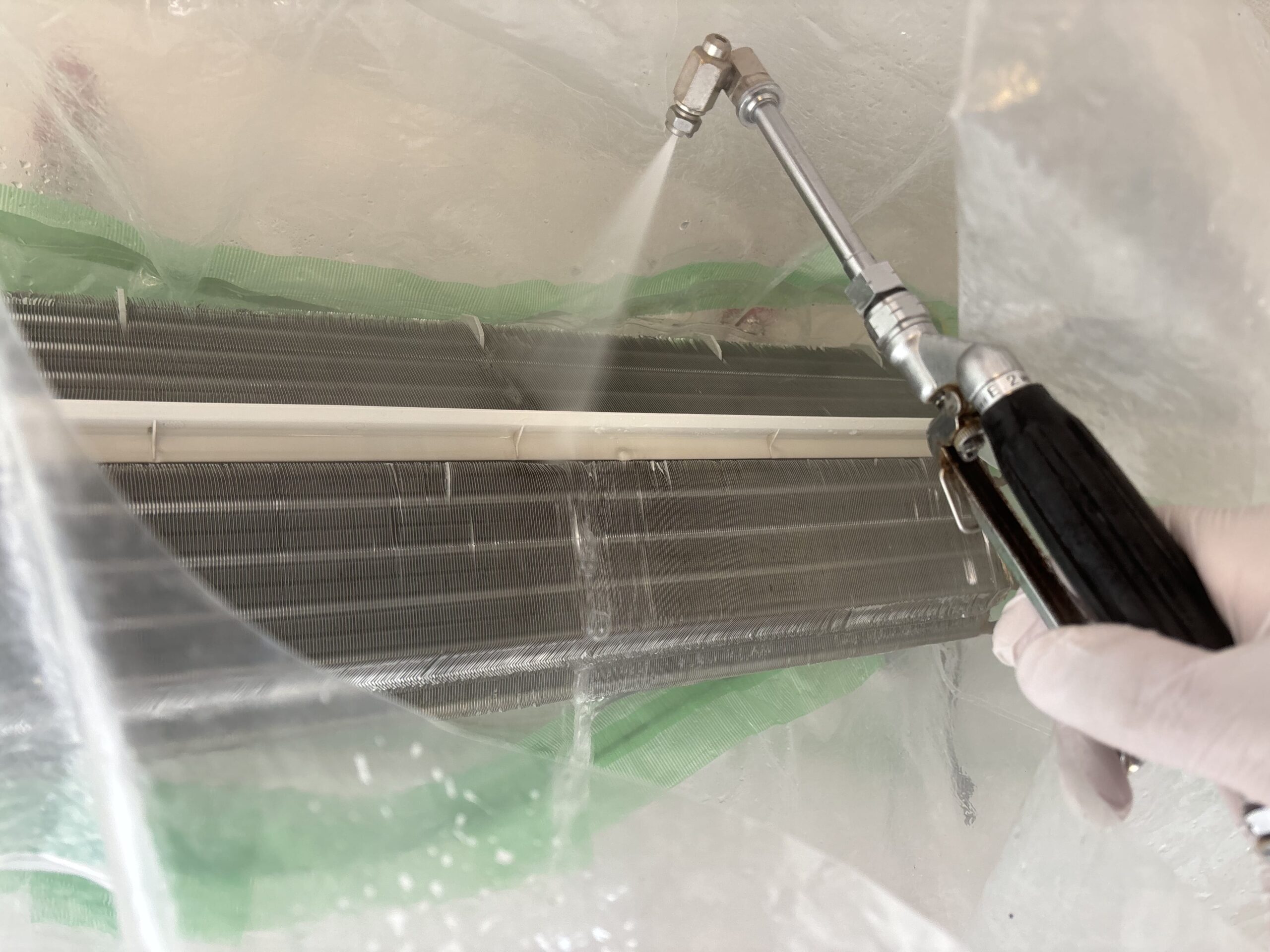 熱交換器を高圧洗浄している様子
