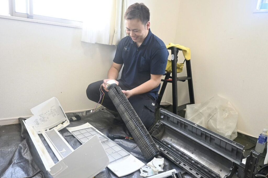 宇賀神がエアコンを完全分解している様子