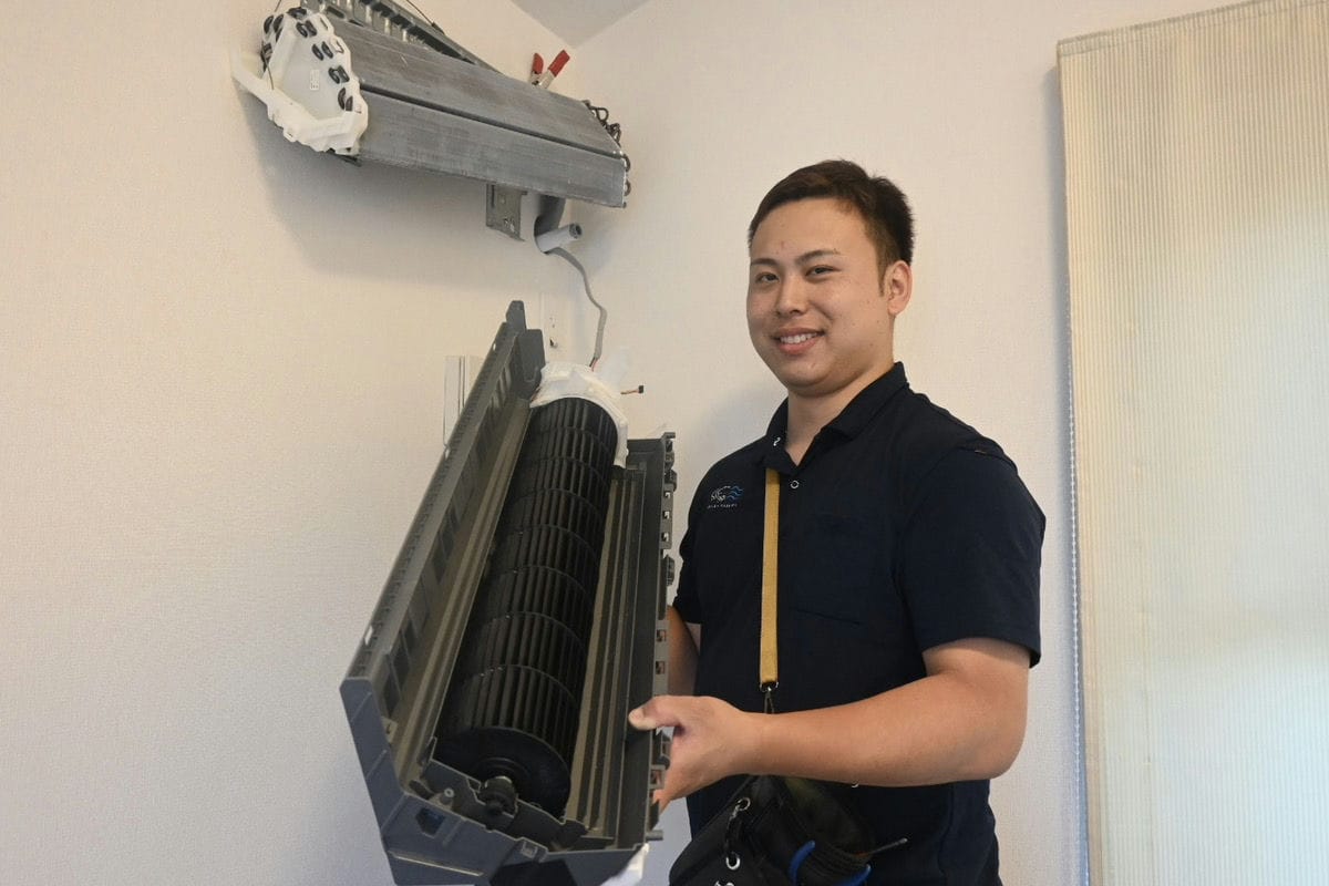 宇賀神がエアコンを分解している写真