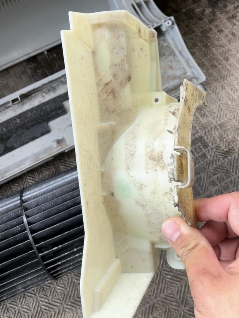 半年前に別の業者が残していたI様エアコンの汚れ