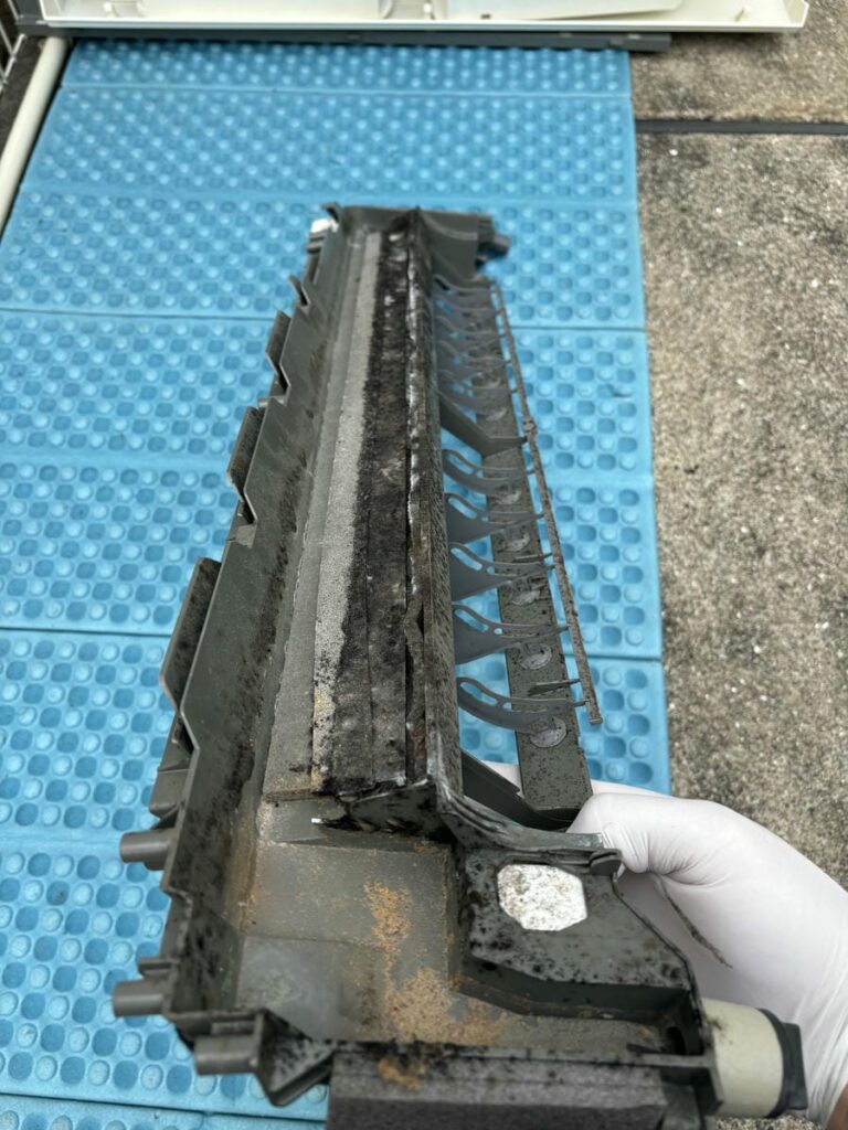 洗浄前のホコリとカビだらけのドレンパン