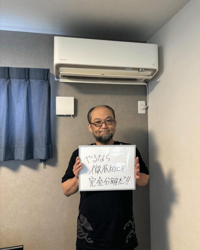 あま市在住のK様宅でエアコンの前で笑顔な写真
