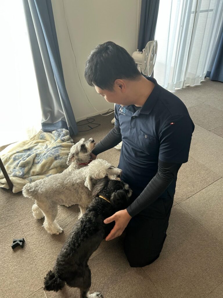 3匹のワンちゃんに囲まれる長畑