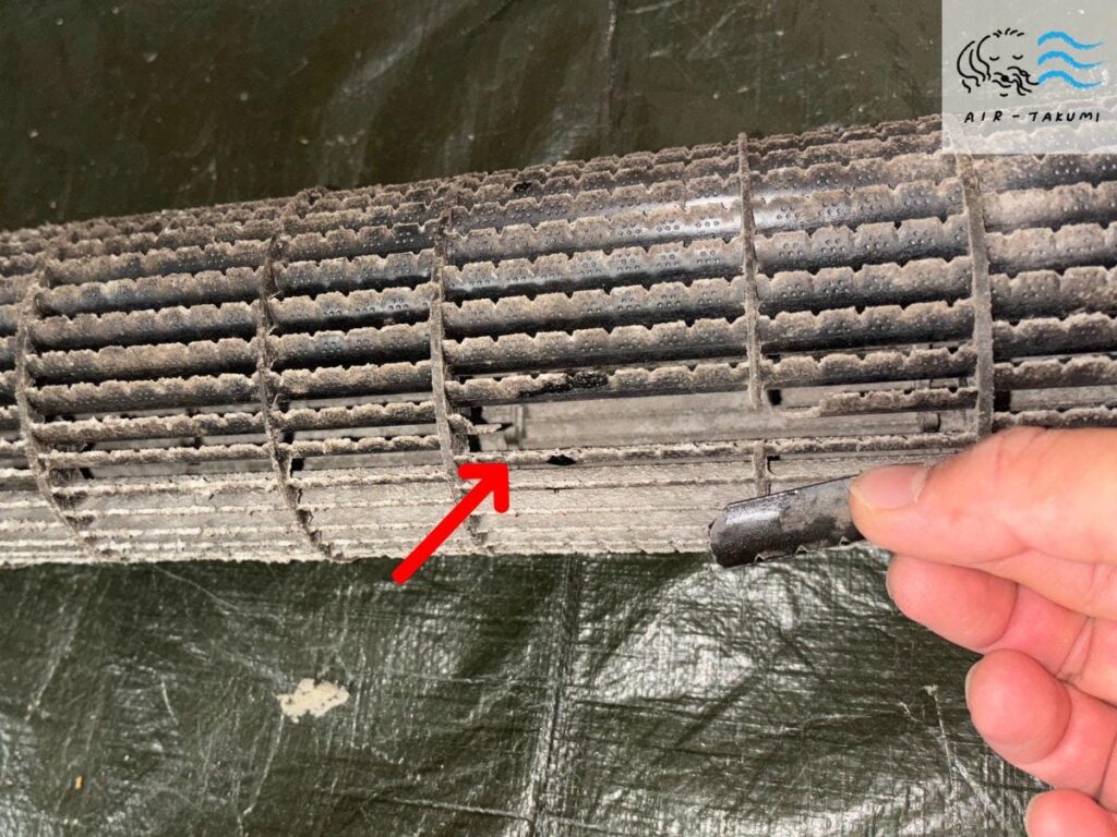吹き出し口を掃除しようとして破損したエアコンの送風ファン。
