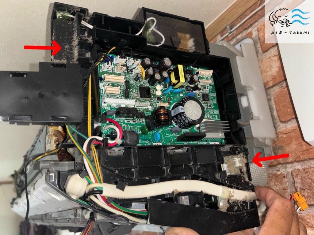 ホコリが溜まったエアコン右側の電装部