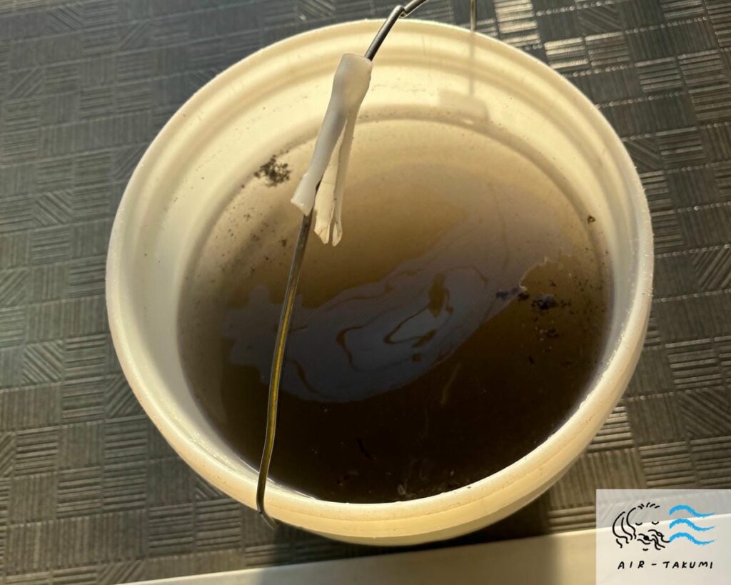 ペットのいるご家庭で3年間使用されたリビングのエアコンから出てきた汚水