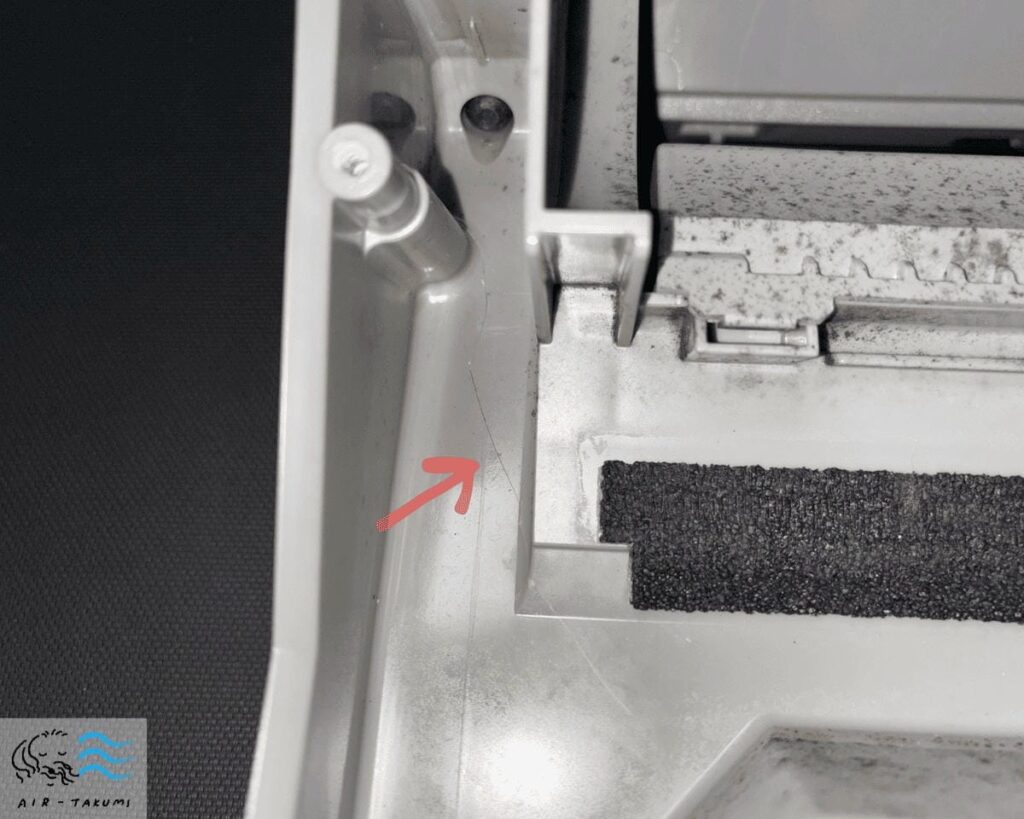 底フレーム左側のクラック（拡大写真）