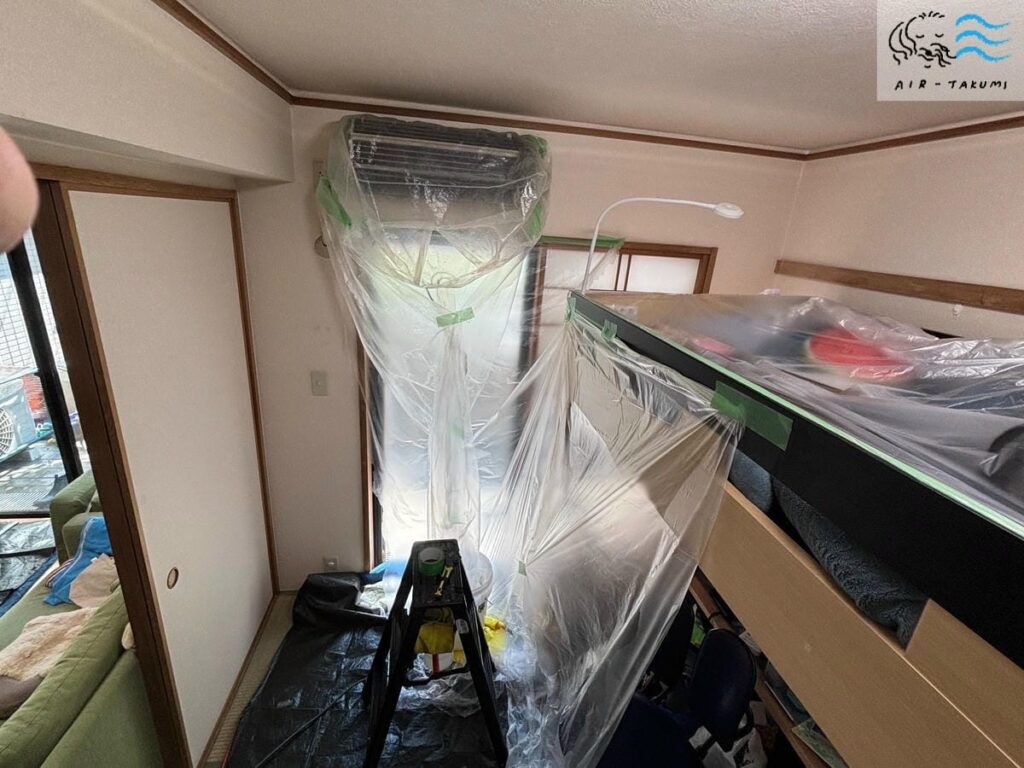エアコンや部屋を養生している