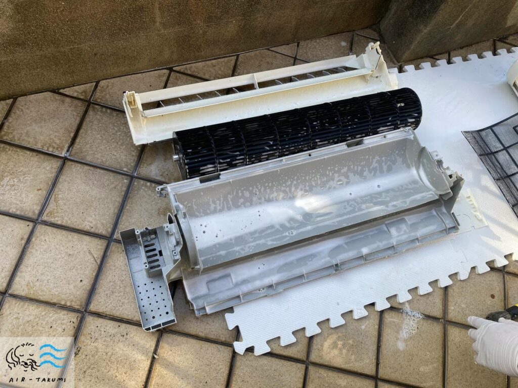 エアコンの各パーツを洗剤につけおきしている様子