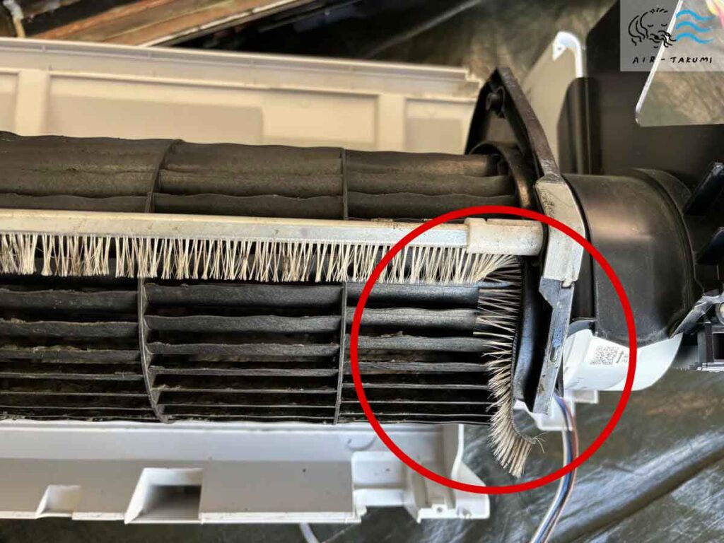 日立製エアコンの「ファン洗浄ブラシ」が組立ミスによりズレている状態