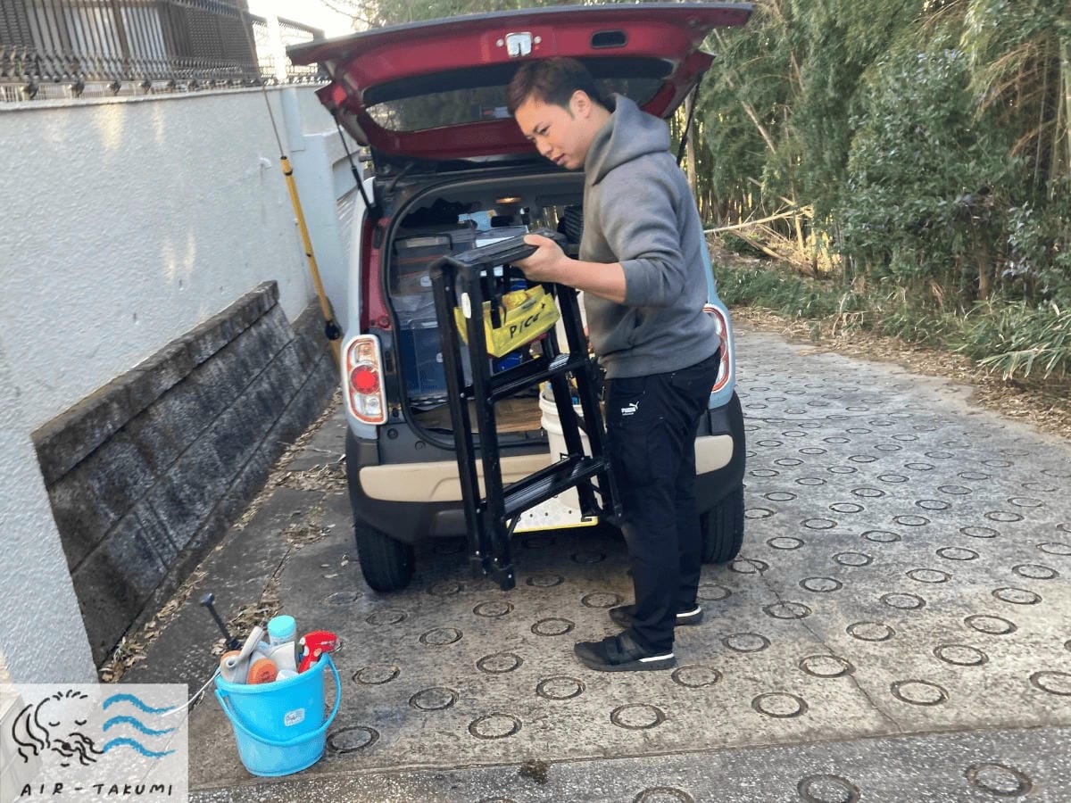 スタッフが機材を積んだ車で到着した様子