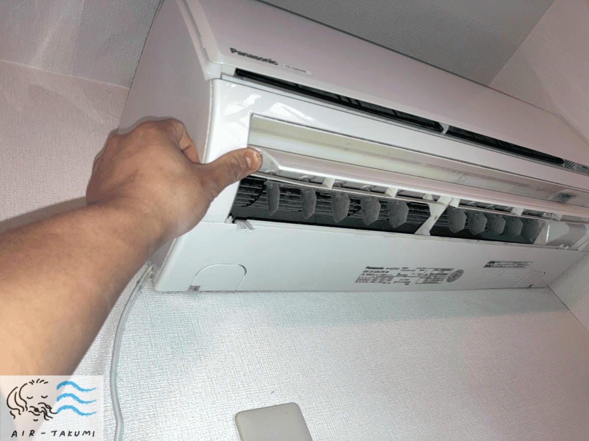 エアコン周辺のスペースを確認している様子