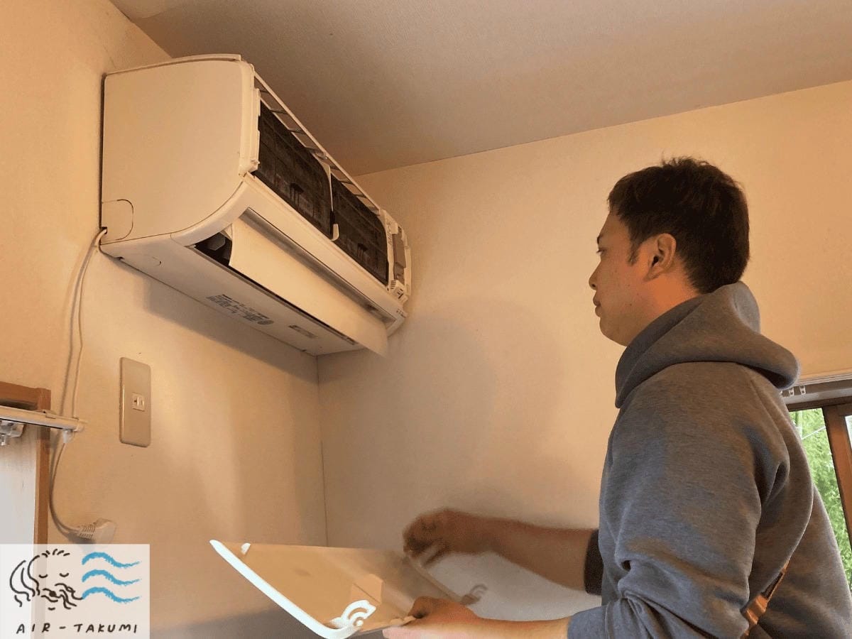 フロントパネルを取り外している様子