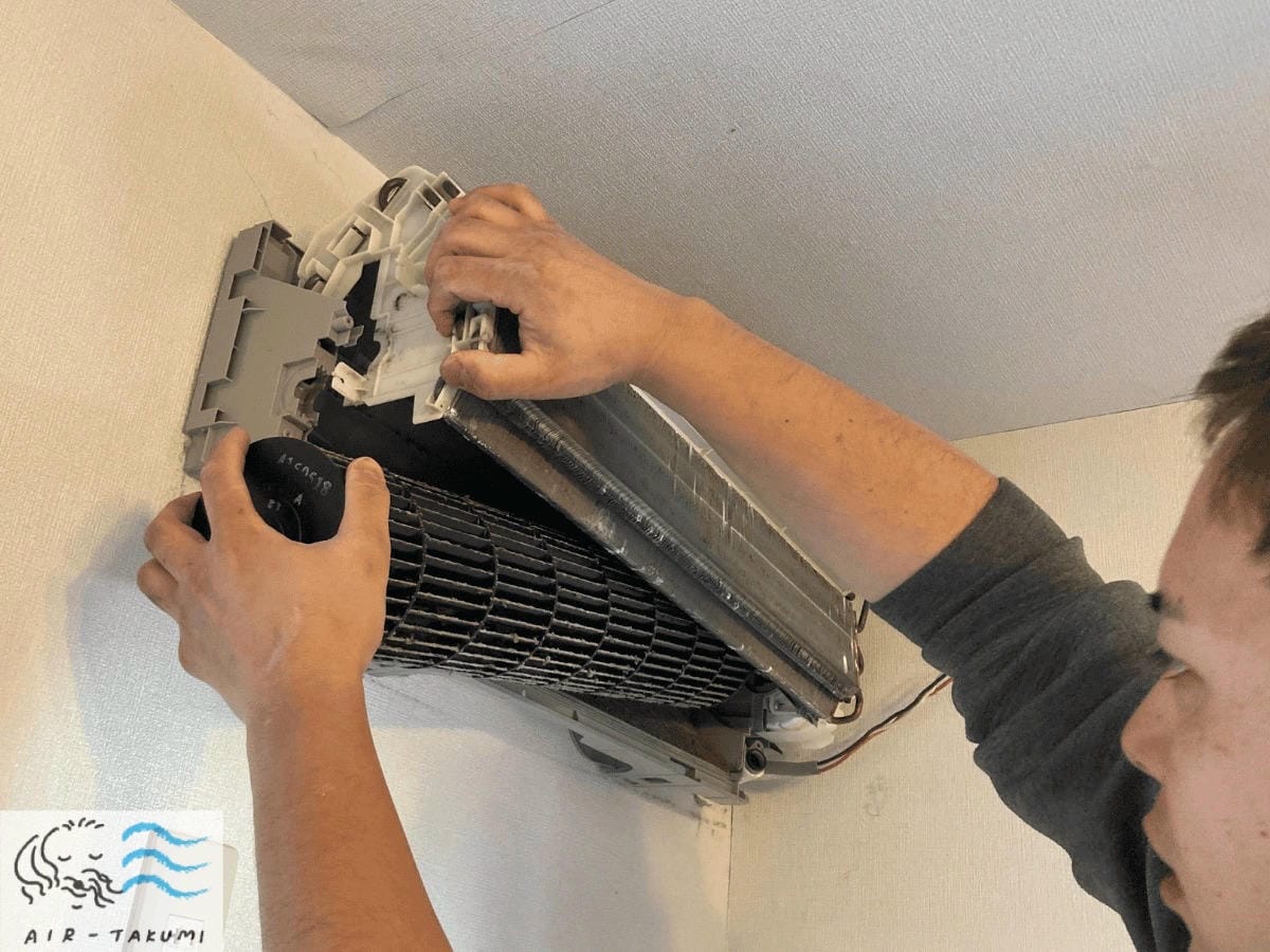 送風ファンを取り外している様子
