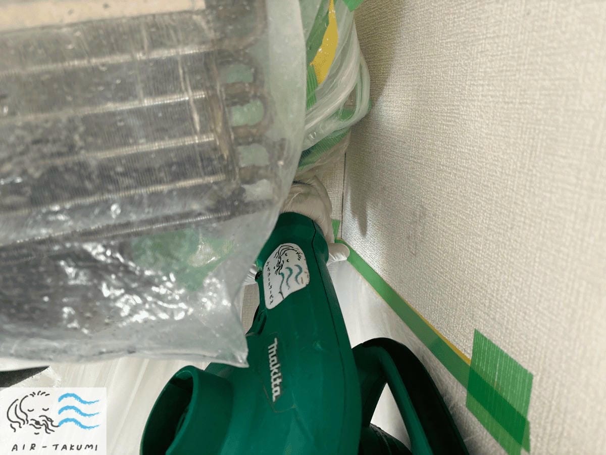 ブロワでドレンホースを乾燥