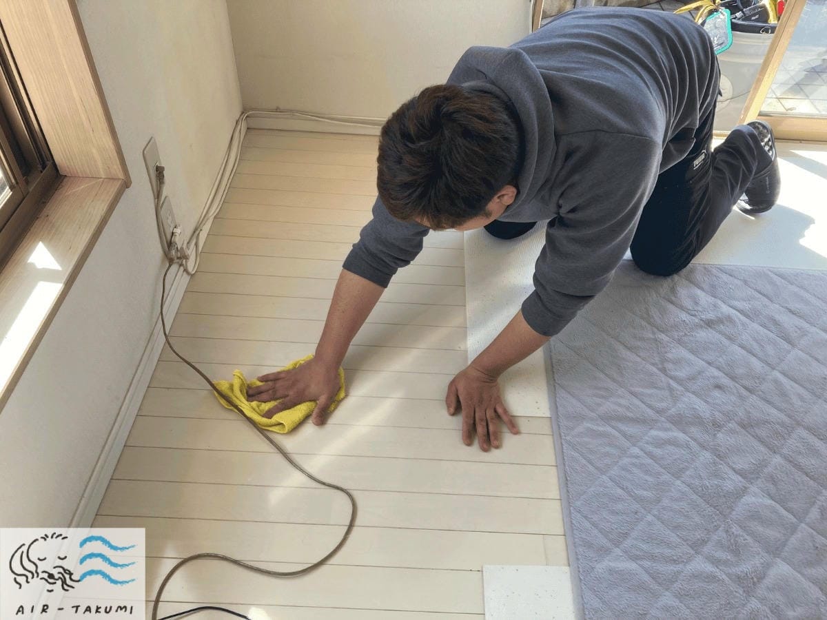 床を拭いている様子 loading=