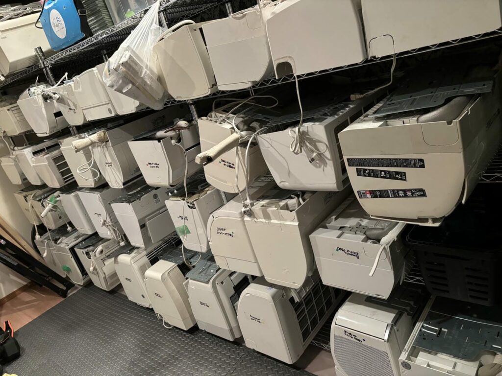 研修用エアコン43台が並ぶエアタクミの研修場