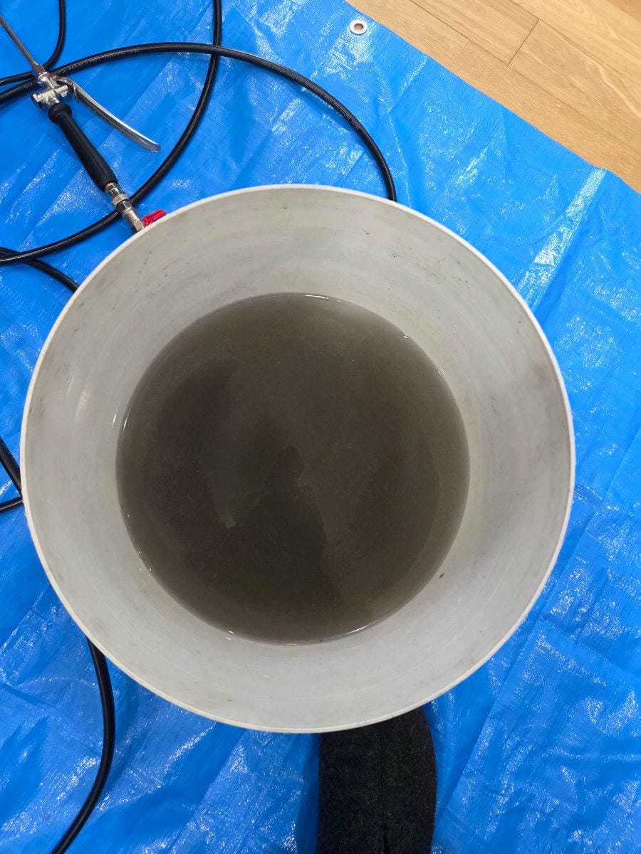湯川が洗浄して熱交換器から出た汚れた水