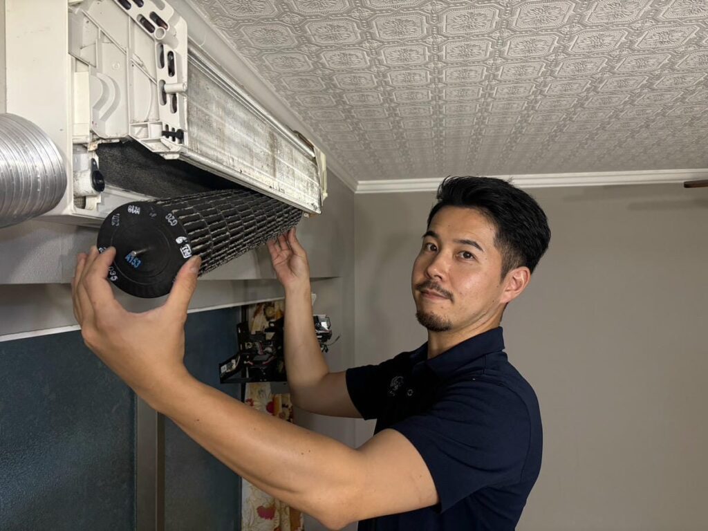 小山がエアコンにファンを分解している様子