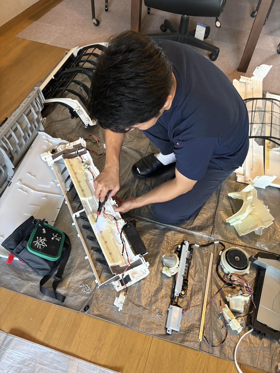 小山がエアコンを完全分解している様子