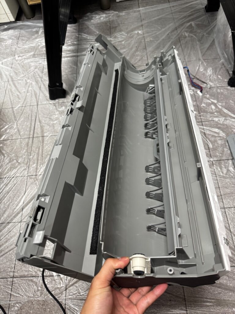洗浄後のダイキンエアコン AN22XCS-W のケーシング
