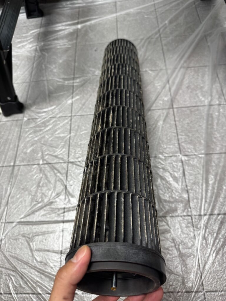 洗浄前のダイキンエアコン AN22XCS-W の送風ファン