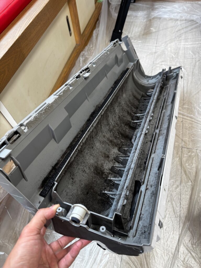 洗浄前のダイキンエアコン AN25XCS-W のケーシング