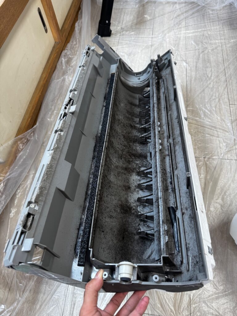 洗浄前のダイキンエアコン AN25XCS-W のケーシング