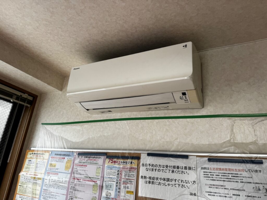 三鷹市 | 送風ファンの欠けと割れたルーバー｜ダイキンAN25XCS-Wの完全分解洗浄事例のアイキャッチ画像