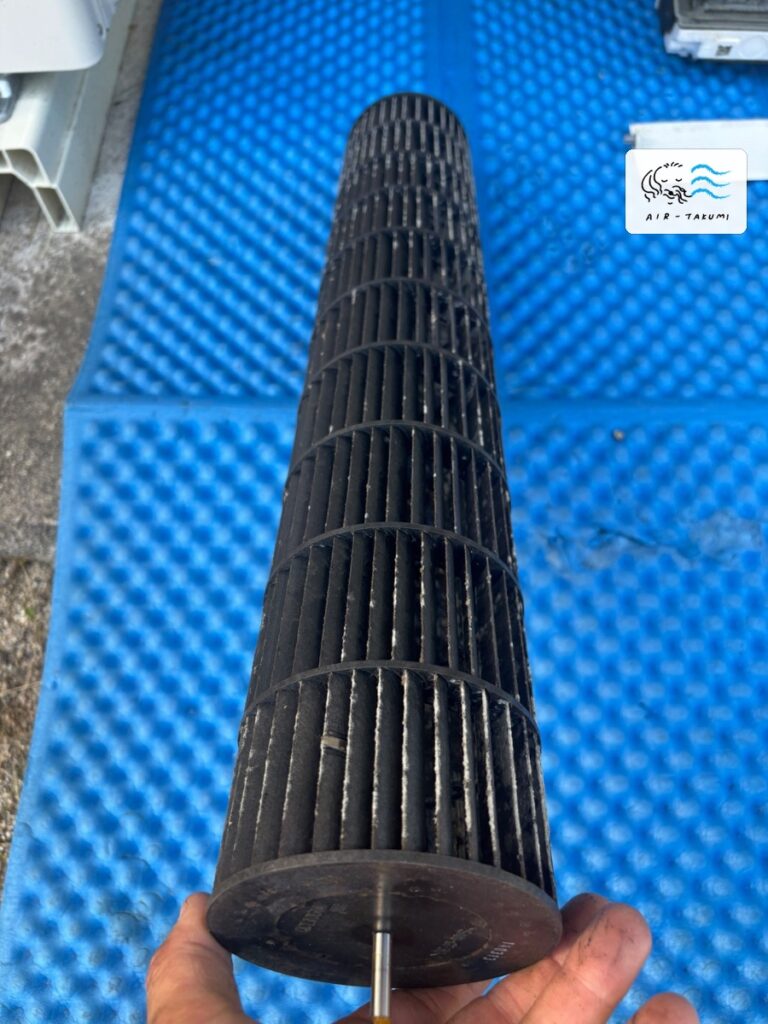 洗浄前のダイキンエアコン AN40RNP-W の送風ファン