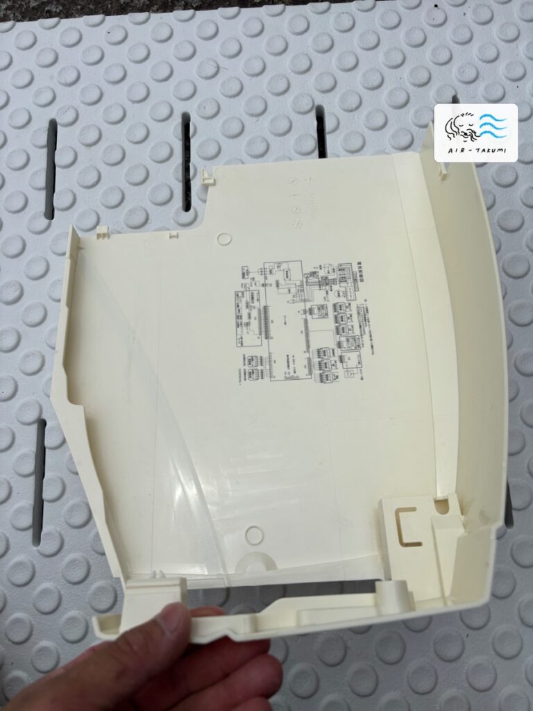 洗浄後のダイキンエアコン AN40VRPK-W の取り外した部品