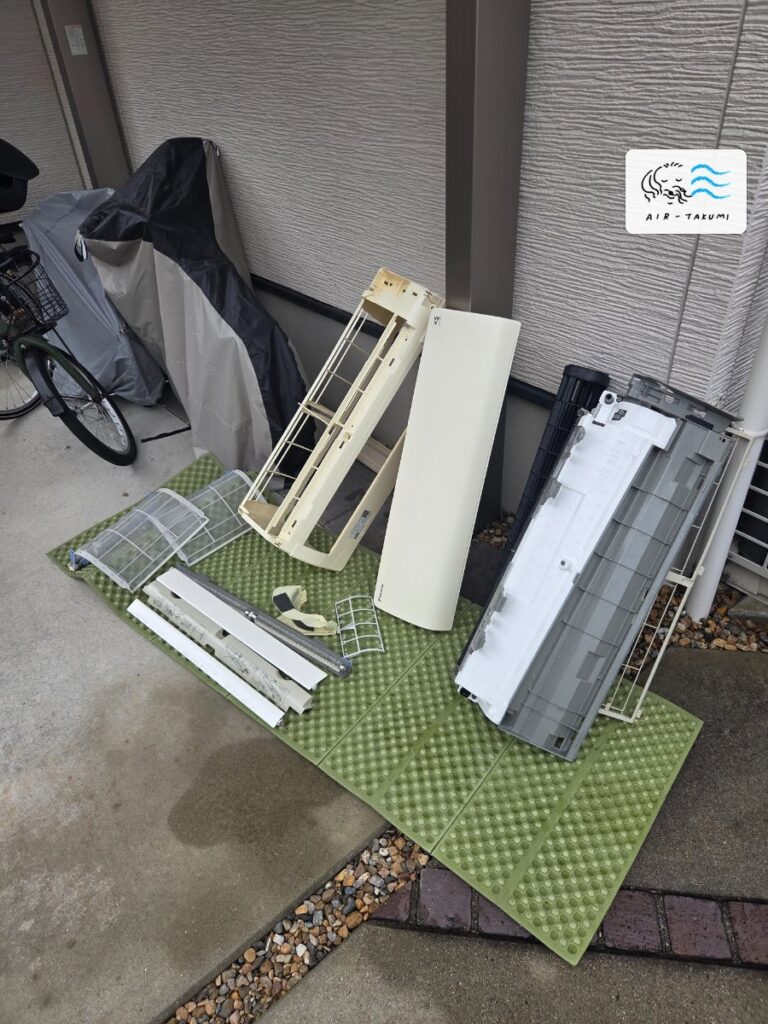 洗浄後のダイキンエアコン AN56SCP-W の取り外した部品