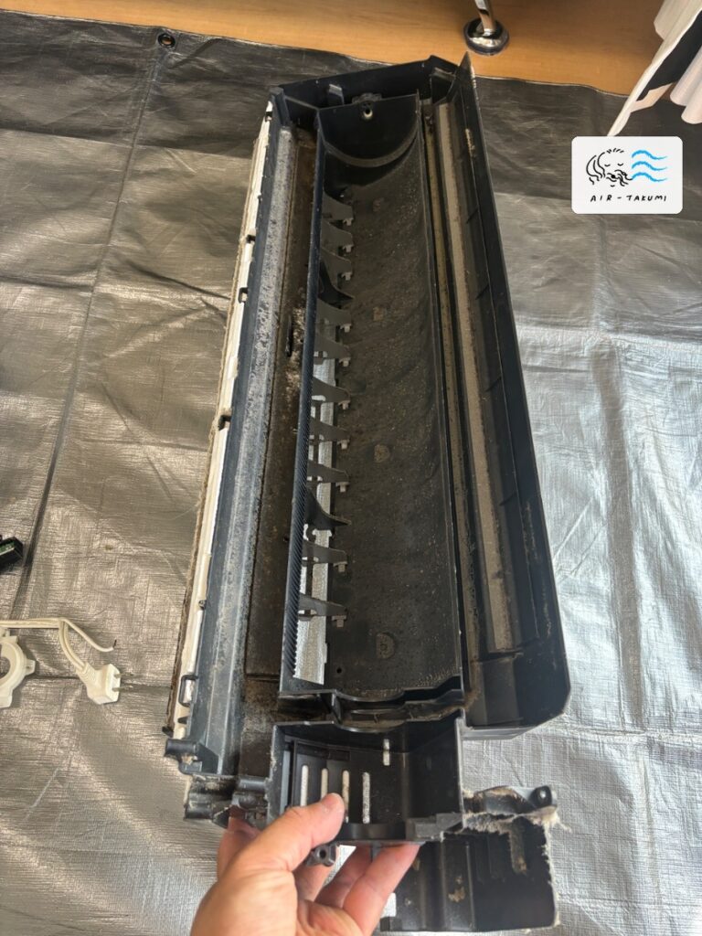 洗浄前の富士通ゼネラルエアコン AS-A366H のケーシング